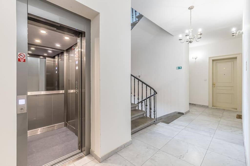 Cozy Quiet New Apartment In Karlin Square Praga Exterior foto